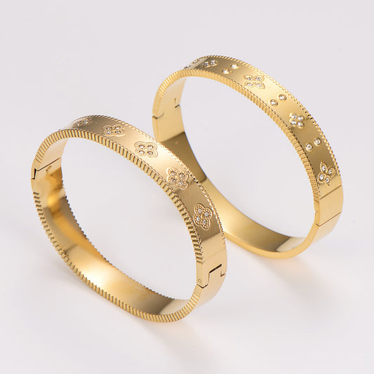 Manifest Luck - Clover Bangle