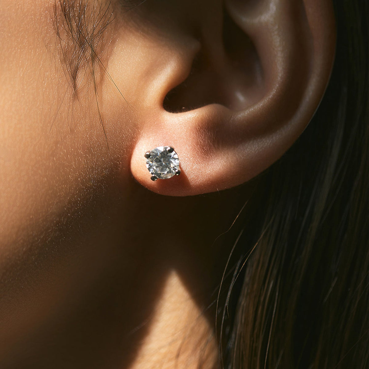 Round D-Color VVS1 Moissanite Stud Earrings in Sterling Silver – Minimalist Geometric Design
